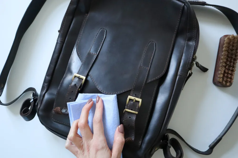 バッグの手入れをする手元
